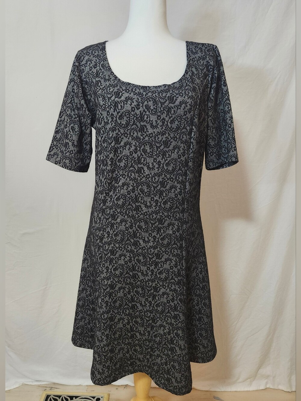 Suzy Shier Black and Gray Patterned Scoop Neck Dress